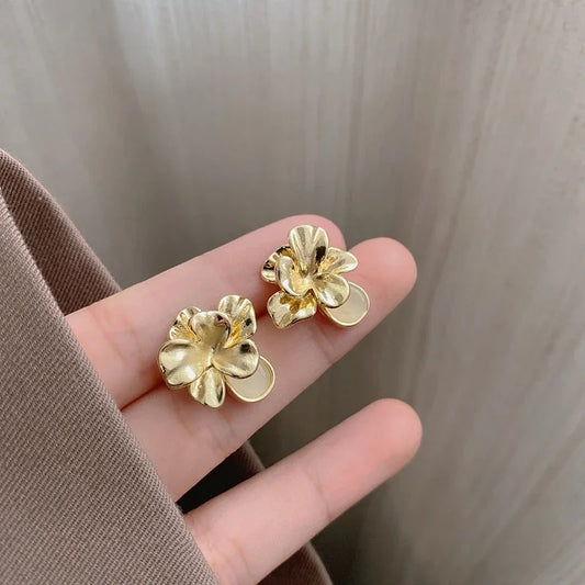 No Piercing Women's Luxury Niche Design Golden Petal Ear Clips French Retro Three-dimensional Metal Opal Flower Clip on Earrings No Piercing