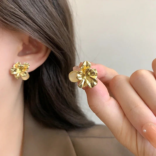 No Piercing Women's Luxury Niche Design Golden Petal Ear Clips French Retro Three-dimensional Metal Opal Flower Clip on Earrings No Piercing
